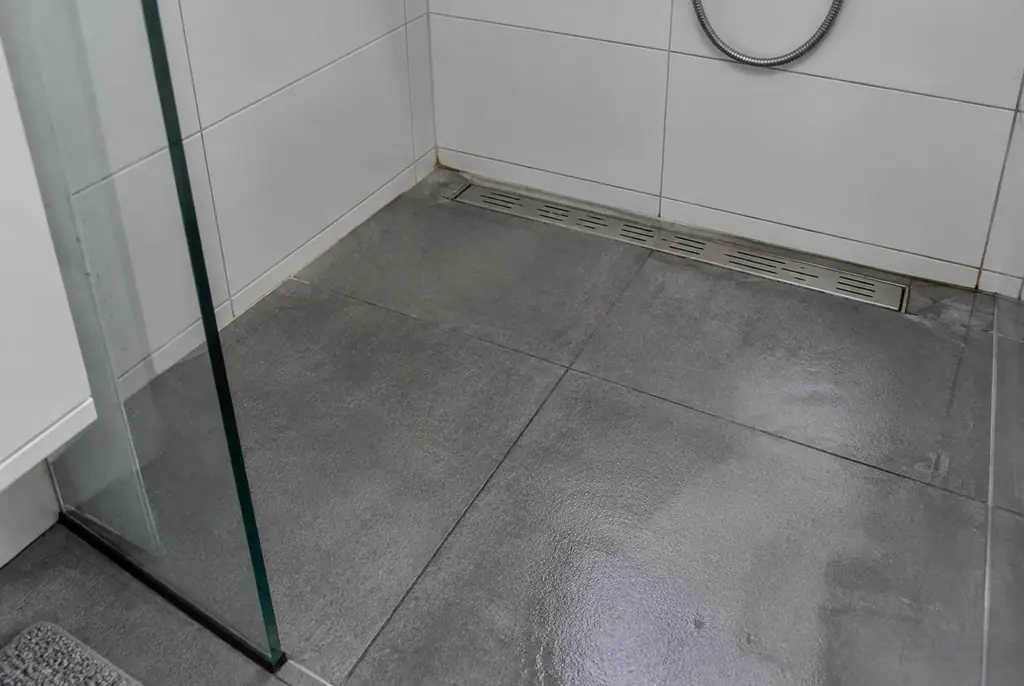 Lekdetectie Zutphen – lekkende inloopdouche met natte voegen