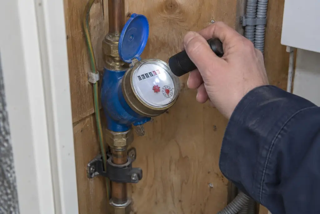 Lekdetectie Zutphen – watermeter in de meterkast controleren met een zaklamp
